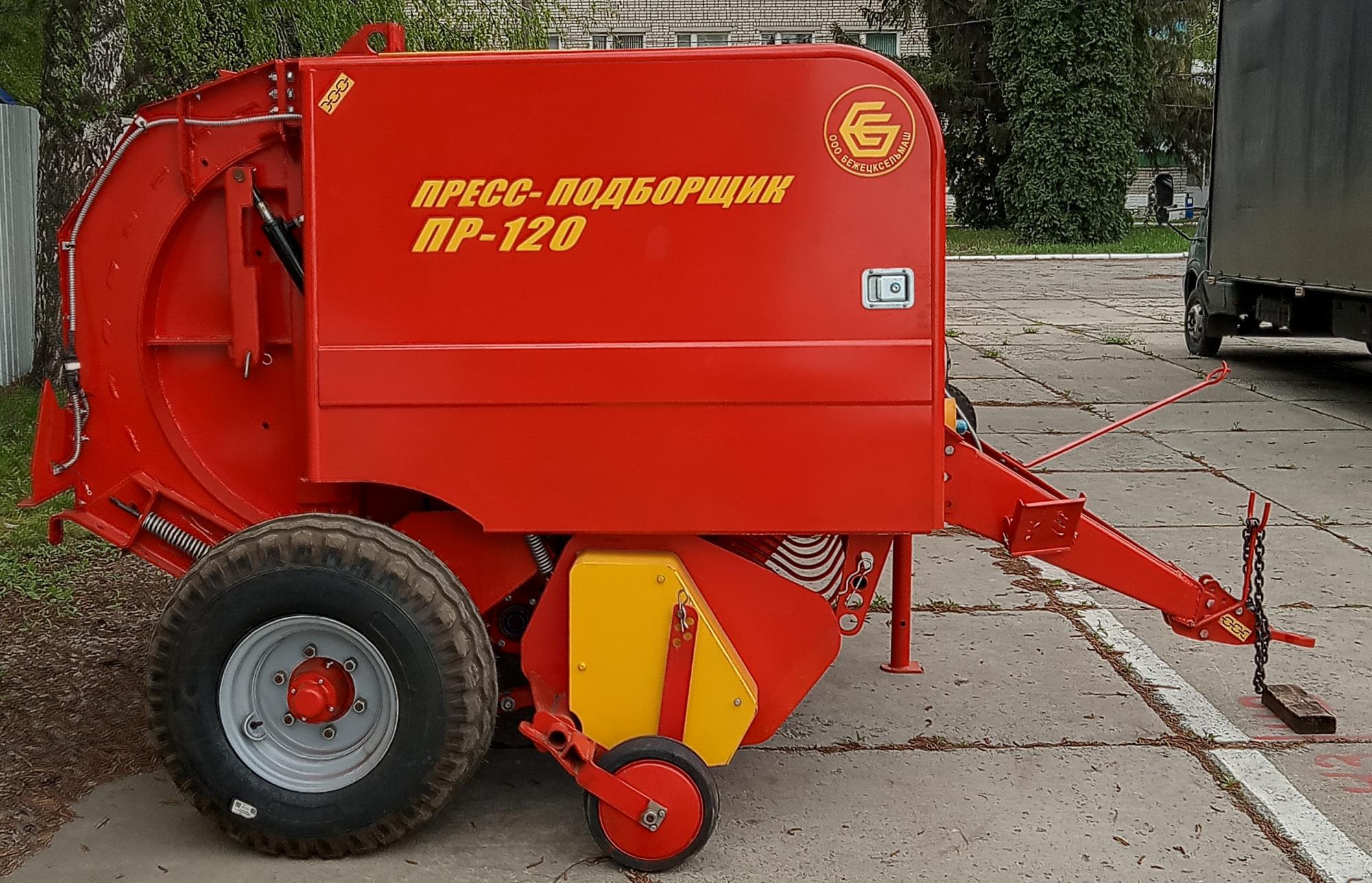 На испытаниях Пресс-подборщик марки ПР-120