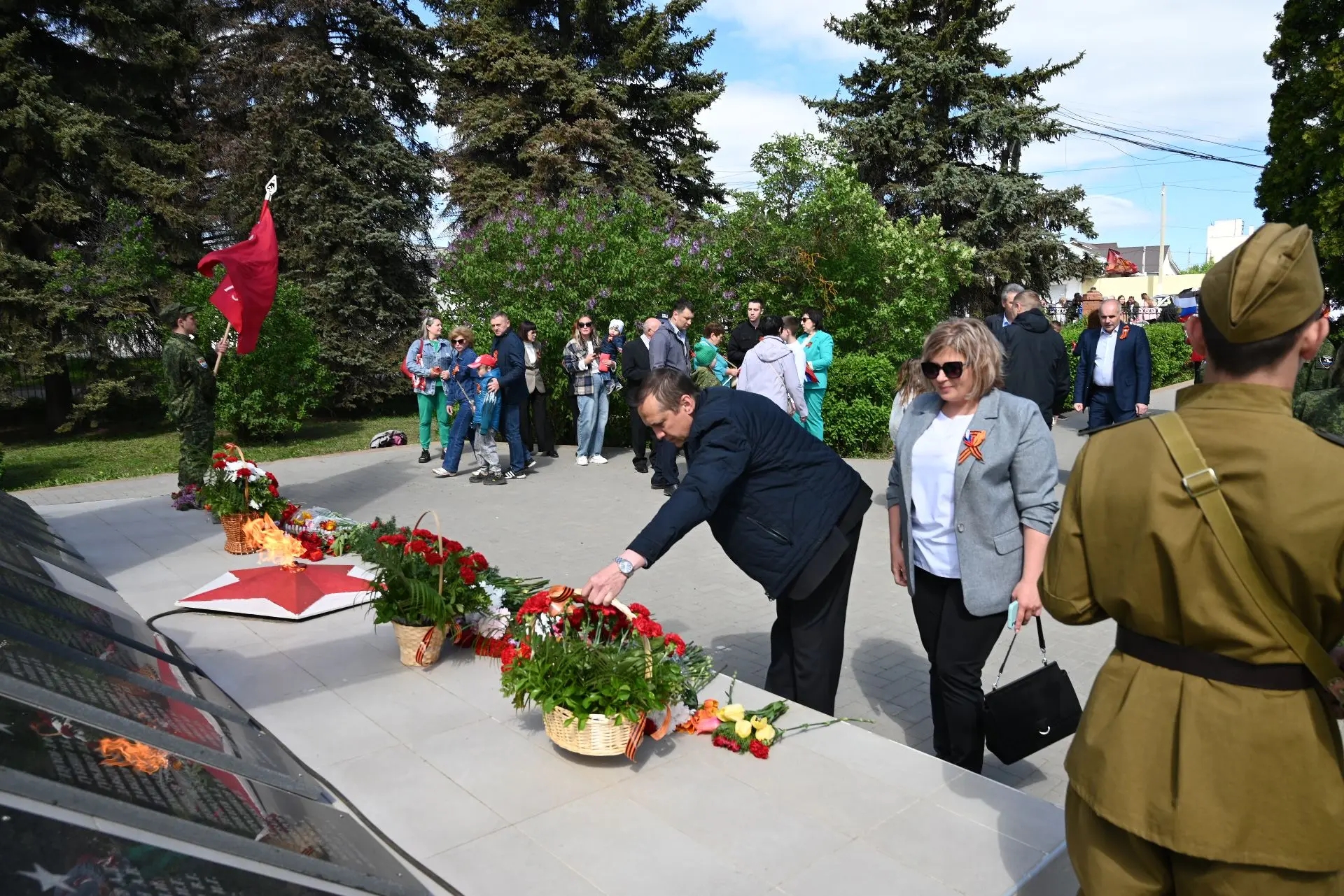 9 мая. Возложение цветов к обелиску, посвященному 40-летию Победы в Великой Отечественной войне